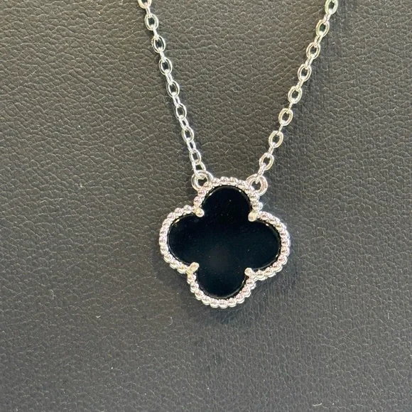 Clover Pendant Necklace Black Onyx - Picture 2 of 3